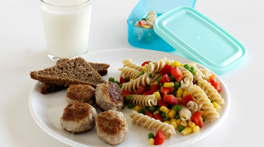 Madpakke med pastasalat og frikadeller til børn 3-6 år